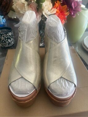 Gentle souls by Kenneth Cole Metallic Gold Women’s Peep-Toe Platform Sandals